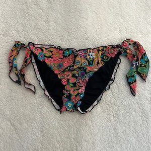 VICTORIA’S SECRET Swimsuit Bikini Bottom Size Small.  Ruched bottom, side-tie